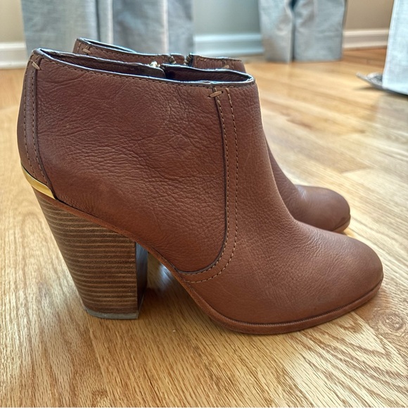 𝅺COACH Hattie Camel Brown Gold Leather Stacked Heel Ankle Booties Boots Size 9.5 - Picture 1 of 10